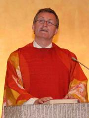 Pfarrer Gerald Warmuth am Ambo