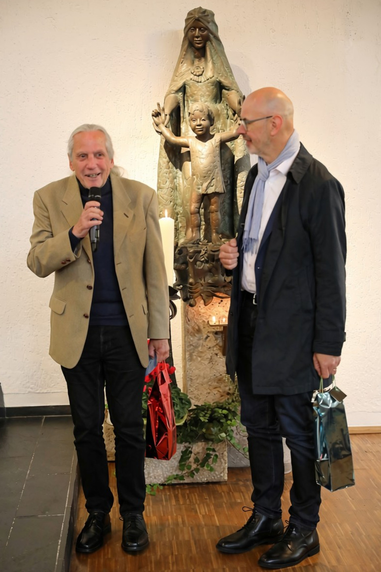 Pfarrer Adler und Heiko Wolkenstein vor der Madonnenstatue